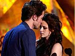 Robert Pattinson e Kristen Stewart... Quase... ai.... Crepsculo ganhou os prmio de melhor filme, melhor ator revelao, melhor atriz, melhor beijo e melhor luta. Ufa!
