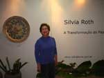 A artista plstica Silvia Roth usa fibras de celulose e outros materiais reciclados para criar peas decorativas e utilitrias com formas orgnicas