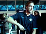A delegao gremista desembarcou no incio desta tarde no Aeroporto Salgado Filho. Na foto, o atacante Maxi Lpez puxando sua mala.