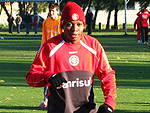 Alm do gorro, Marinho usou luvas para se proteger do frio