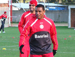 De olho no jogo decisivo contra o Coritiba, o Inter treinou na tarde desta segunda-feira, no campo suplementar do estdio Beira-Rio