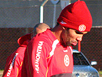 O frio que faz em Porto Alegre obrigou os jogadores a usarem agasalhos, como Sandro (foto) que treinou com gorro