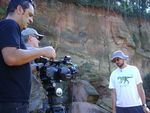 Diretor de fotografia (de preto) Alexandre Berra, diretor da srie Voltaire Danckwardt e o pesquisador e professor do Departamento de Paleontologia e Estatigrafia da UFRG, Cezar Schultz