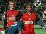 Jogadores se divertem no aquecimento para o treino