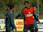 Joo Felipe (no centro da foto) est se firmando como titular do Figueirense