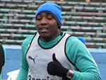 O atacante Perea fez corridas em torno do campo para recuperar a forma fsica
