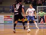George, do Vitria, tenta sair parao jogo com a bola dominada
