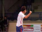Marcel comemora o gol e a volta do time  liderana da Liga Futsal