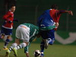 Jogador do Paran tenta conter o avano do lateral Fbio