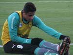 O zagueiro Lo faz alongamento antes do incio do treino