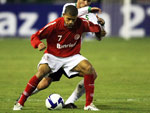 Destaque no Inter nesta temporada, Taison foi fortemente marcado pela defesa do coxa, e praticamente no apareceu no primeiro tempo da partida