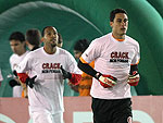 Os jogadores colorados entraram em campo com a camiseta da campanha do Grupo RBS: &quot;Crack, nem pensar&quot;