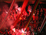 A torcida colorada lotou o espao adversrio no Couto Pereira e apoiou o time durante os 90 minutos