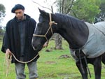 Adriano Vaz tirou o poncho do roupeiro para a lida no campo em Passo Fundo