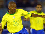 Z Roberto disputa a bola com jogador do Uruguai