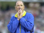 Tcnico Luiz Felipe Scolari nervoso durante a derrota em 2001