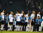 Os jogadores do Grmio entraram em campo com a camisa da campanha &quot;Crack, nem pensar&quot;