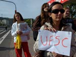 06 - Com a falta de nibus, algumas pessoas pediram carona em frente ao Ticen