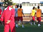 Jogadores aquecem antes do incio do treino no Beira-Rio