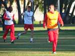 Leandro mostra que est em forma e d um pique no gramado suplementar
