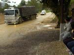 Com a interdio da ponte, motoristas e caminhoneiros disputam espao reduzido na Rua Blumenau em Ibirama.