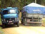 Com a interdio da ponte, motoristas e caminhoneiros disputam espao reduzido na Rua Blumenau em Ibirama