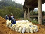 Interdio da ponte em Ibirama sobre o Rio Herclio, operrios fazem tapumes para reformar a ponte
