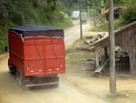 Com a interdio da ponte, motoristas e caminhoneiros disputam espao reduzido na Rua Blumenau em Ibirama