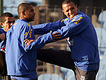 Jogadores alongam antes do incio do treino