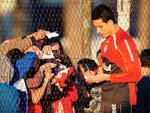 Depois das ltimas belas atuaes pela equipe colorada, o goleiro Lauro virou dolo da torcida. No detalhe, ele distribui autgrafos