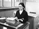 Celia produzindo um texto nos tempos da lauda e da mquina de escrever na Redao de Zero Hora dos anos 1970