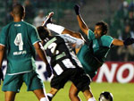 Lucas briga pela bola com defensor do Guarani