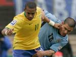 Robinho e Maximiliano Pereira disputam a bola em lance do jogo 