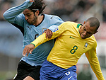 Jorge Martinez, do Uruguai, tenta conter o avano do brasileiro Gilberto Silva