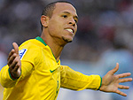 Luis Fabiano marcou um golao na partida. Foi o terceiro gol do Brasil na goleada sobre o Uruguai