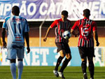 Hernanes domina a bola e  observado por Muriqui