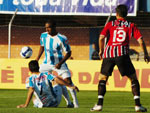 Evando e Muriqui com a bola dentro da rea do tricolor