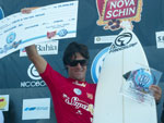 O gacho Daison Pereira no pdio da segunda etapa do SuperSurf 2009