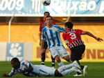 Andr Dias tira a bola do jeito que d