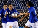 O Cruzeiro voltou com tudo no segundo tempo e, aos dois minutos, empatou com Wellington Paulista (com a bola)