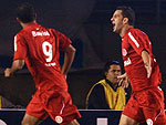 Magro comemora com Alecsandro o gol colorado