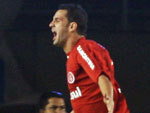 Magro (D) comemora seu gol com Alecsandro
