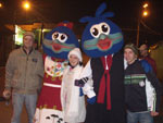 Alex, Neiva e Andrei, de Pomerode, juntos com a gralha azul, ave smbolo da Festa do Pinho