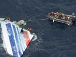 Segundo membro do comando de buscas da Marinha, os navios de resgate “navegam em um mar de destroos”