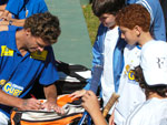 Guga distribui autgrafos para jovens tenistas