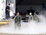 Peritos da PF preparam um conteiner frigorfico para as bolsas de cadveres na base area em Fernando de Noronha