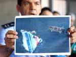 Henry Munhoz, oficial da Fora Area Brasileira, mostra foto dos restos do avio da Air France 