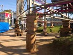Brinquedos so sustentados por uma pilha de madeira  