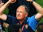 De uma seleo a outra. Felipo assumiu o cargo na seleo portuguesa e foi muito bem. Em 2004, o tcnico deu o primeiro ttulo de campeo da Eurocopa para o pas. Ainda participou da Copa do Mundo 2006.