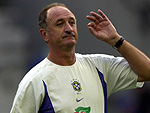Em 2001, Luiz Felipe teve uma grande responsabilidade: levar o Brasil  Copa de 2002. A Seleo estava mal nas Eliminatrias, mas ele reverteu a situao. Deixou Romrio de lado e acabou garantindo o penta do pas do futebol.